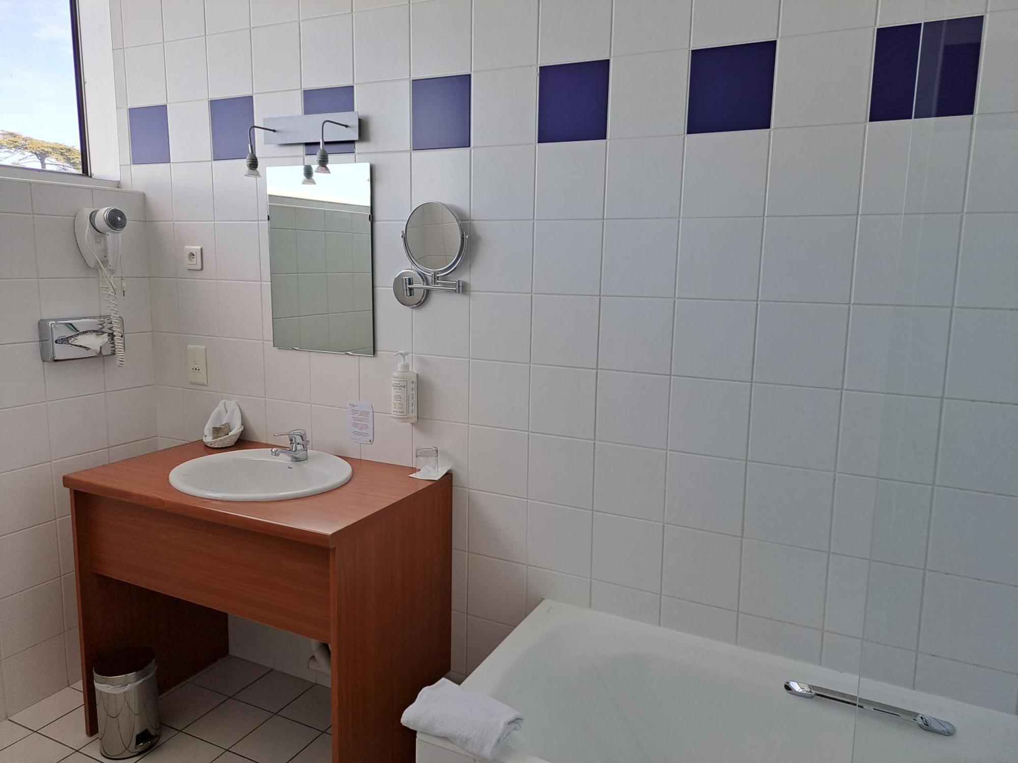 Hotel Savoie Leman โทนง-เลส์-แบงส์ ภายนอก รูปภาพ